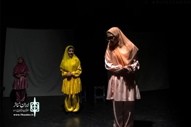 نمایش «قاراشمیش خانه ی قجری»- کارگردان: سیداسماعیل سخایی - کروه تئاتر ناب - تماشاخانه سیب بهبهان- عکاس: محمد آموزگاران - تیرماه 1401