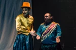 نمایش «قاراشمیش خانه ی قجری»- کارگردان: سیداسماعیل سخایی - کروه تئاتر ناب - تماشاخانه سیب بهبهان- عکاس: محمد آموزگاران - تیرماه 1401