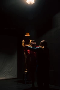نمایش «قاراشمیش خانه ی قجری»- کارگردان: سیداسماعیل سخایی - کروه تئاتر ناب - تماشاخانه سیب بهبهان- عکاس: محمد آموزگاران - تیرماه 1401