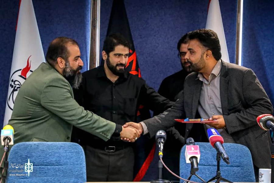 تجلیل دبیر جشنواره بین المللی تئاتر مقاومت از کارگردان نمایش«رهسپارخیمه ها» 2