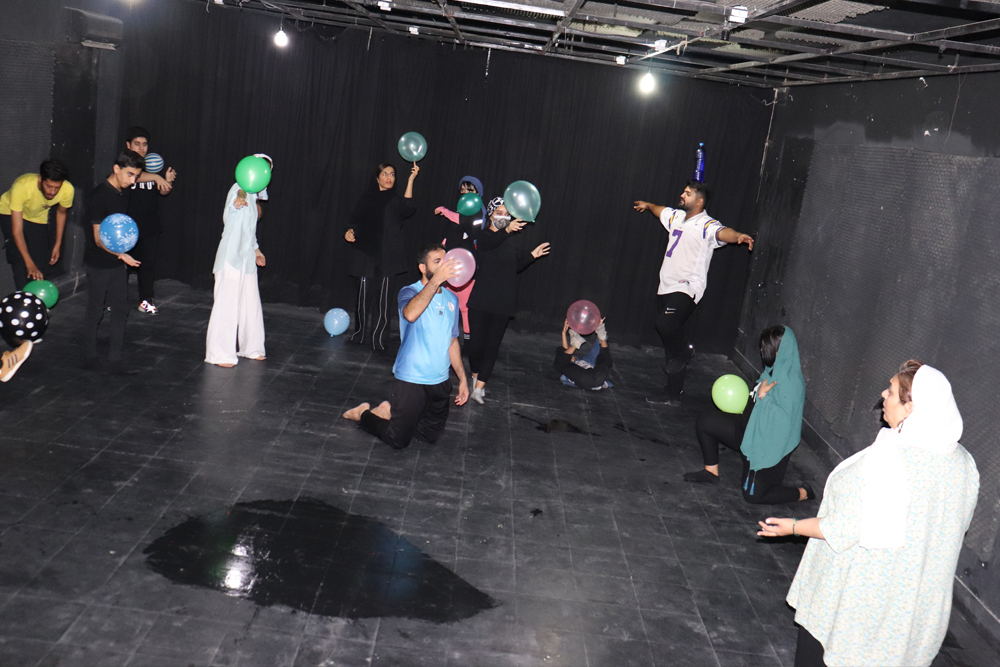 توسط گروه تئاتر ماتریوشکا با همکاری موسسه نمایش خلاق بازی و یادگیری برگزار شد

کارگاه آموزش بازیگری در امیدیه