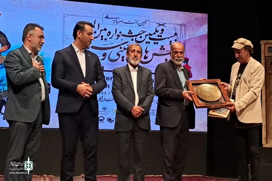 اهداء «جام زندگی» به دبیر و قائم مقام دبیر جشنواره بین المللی آئینی و سنتی 2
