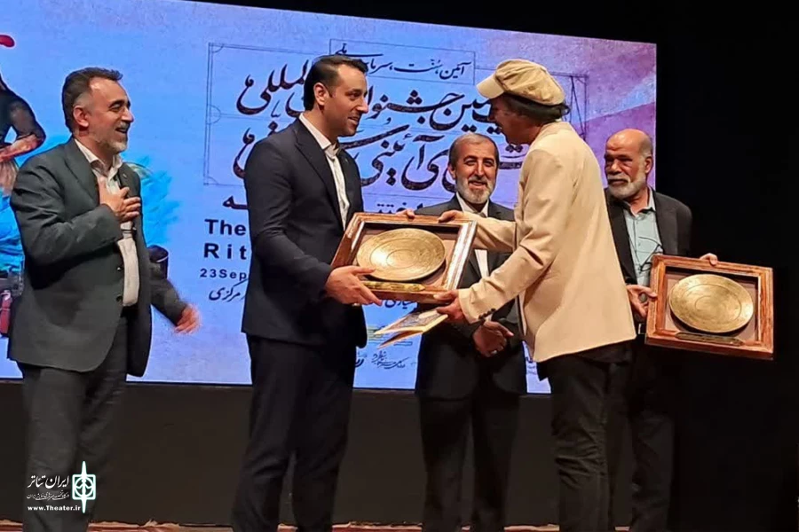 اهداء «جام زندگی» به دبیر و قائم مقام دبیر جشنواره بین المللی آئینی و سنتی 3