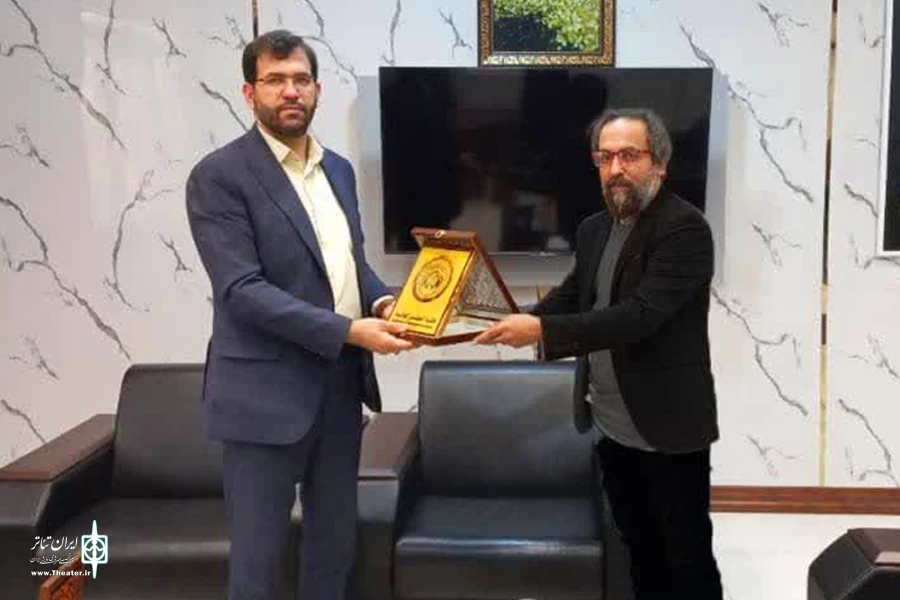 اهدای لوح نشان دانشگاه «الکنوز» عراق به مدیرکل فرهنگ و ارشاد اسلامی خوزستان 2