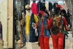 اجرای نمایش خیابانی «شادپیمایی حاجی فیروز و عمو نوروز» در شوشتر 4