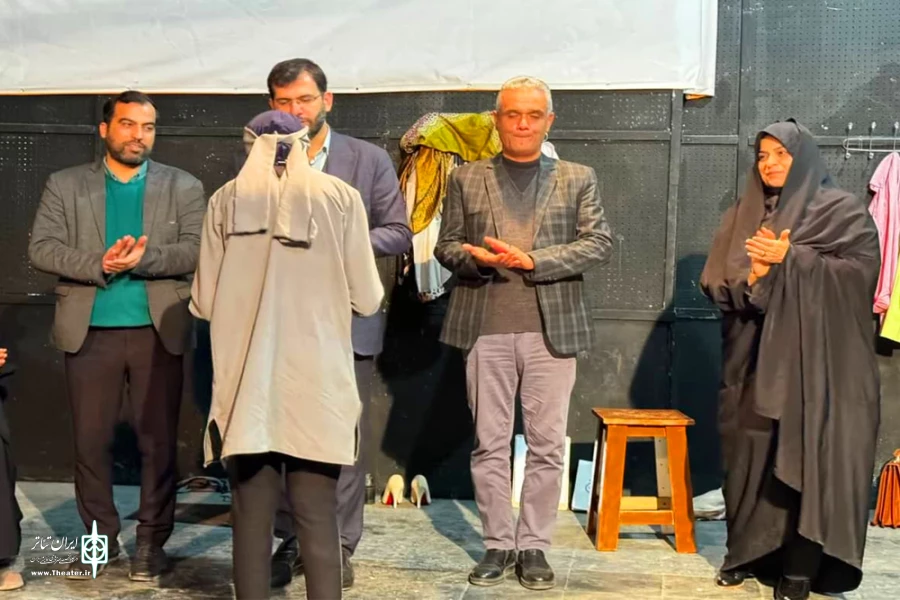 مدیر کل فرهنگ و ارشاد اسلامی خوزستان به تماشای نمایش «میقات» نشست 5