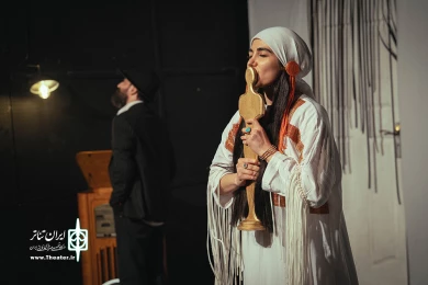 نمایش آخرین تانگوی مارلون براندو - کارگردان: میلاد بختیاری - عکاس: صادق جودیمی - پلاتو استاد لاریان تالار آفتاب اهواز - دیماه 1403